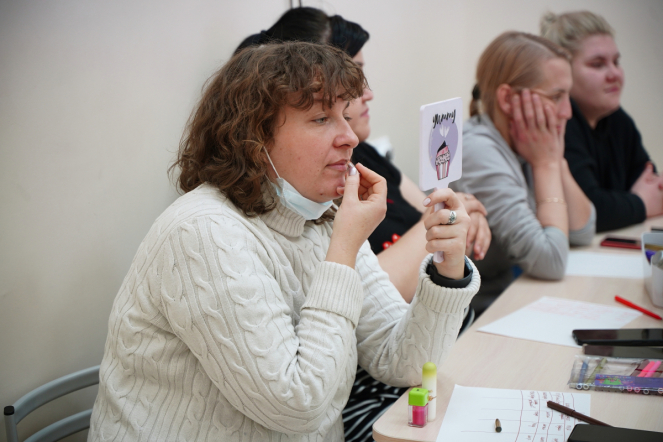 В Педиатрическом университете провели мастер-класс по макияжу для мам пациентов онкогематологического отделения