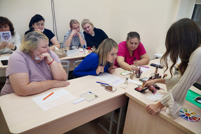 В Педиатрическом университете провели мастер-класс по макияжу для мам пациентов онкогематологического отделения 5