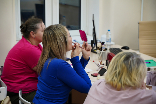 В Педиатрическом университете провели мастер-класс по макияжу для мам пациентов онкогематологического отделения 10