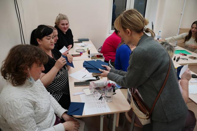 В Педиатрическом университете провели мастер-класс по макияжу для мам пациентов онкогематологического отделения 13