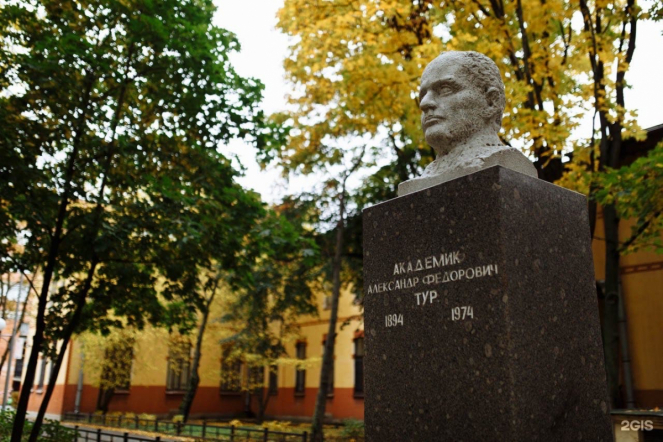 Кузница настоящих врачей: известные выпускники вспоминают годы учебы