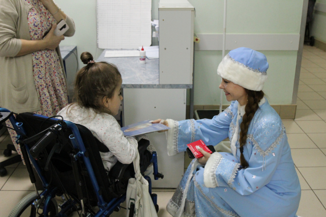Пациентов клиники Педиатрического университета поздравили с Новым годом и Рождеством 13