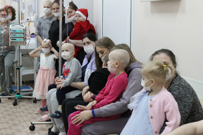 Пациентов онкогематологического отделения клиники Педиатрического университета поздравили с наступающим Новым годом и Рождеством