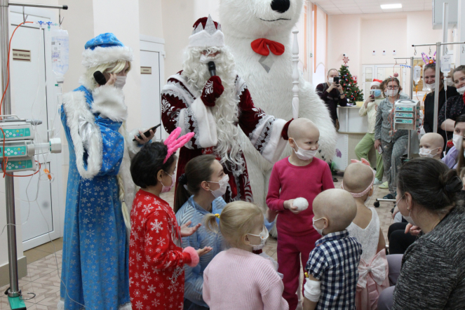 Пациентов онкогематологического отделения клиники Педиатрического университета поздравили с наступающим Новым годом и Рождеством 5