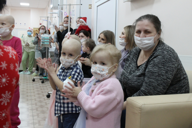 Пациентов онкогематологического отделения клиники Педиатрического университета поздравили с наступающим Новым годом и Рождеством 6