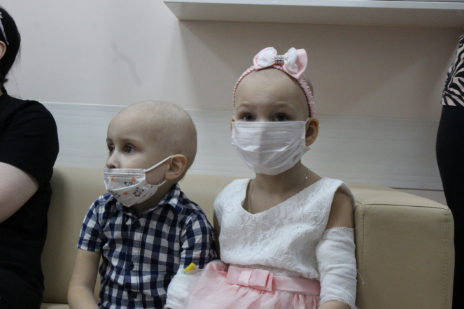 Пациентов онкогематологического отделения клиники Педиатрического университета поздравили с наступающим Новым годом и Рождеством 13