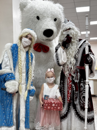 Пациентов онкогематологического отделения клиники Педиатрического университета поздравили с наступающим Новым годом и Рождеством 17