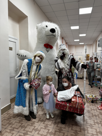 Пациентов онкогематологического отделения клиники Педиатрического университета поздравили с наступающим Новым годом и Рождеством 19