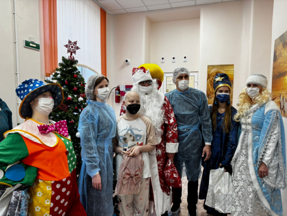 Пациентов клиники Педиатрического университета поздравили с наступающим Новым годом и Рождеством 2