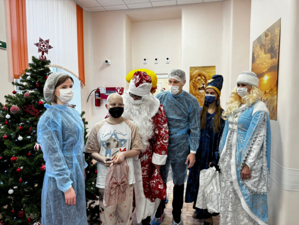 Пациентов клиники Педиатрического  университета поздравили с наступающим Новым годом и Рождеством