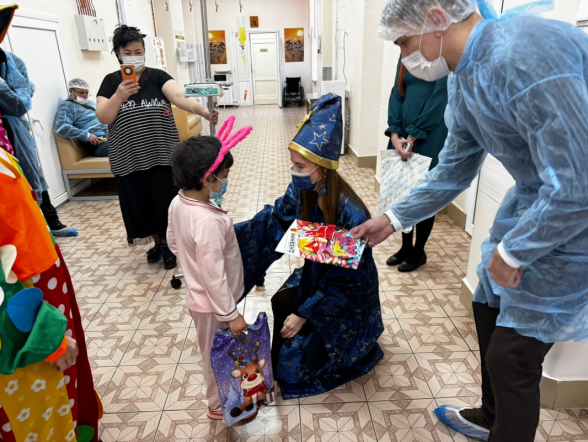 Пациентов клиники Педиатрического университета поздравили с наступающим Новым годом и Рождеством 5