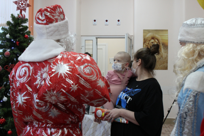 Пациентов клиники Педиатрического  университета поздравили с наступающим Новым годом и Рождеством 8