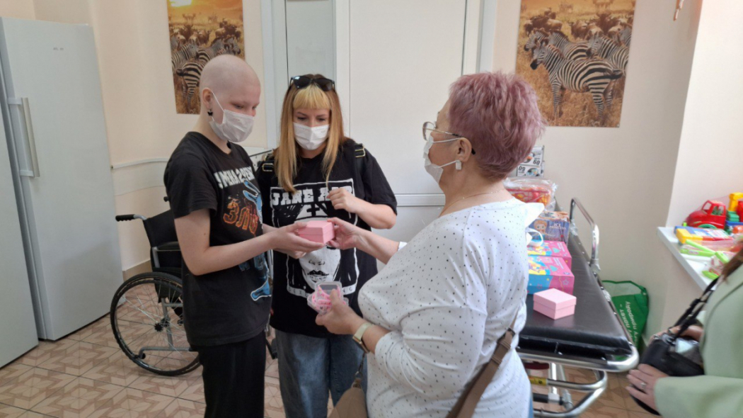 Пациентам отделения онкогематологии Педиатрического университета подарили подарки 1