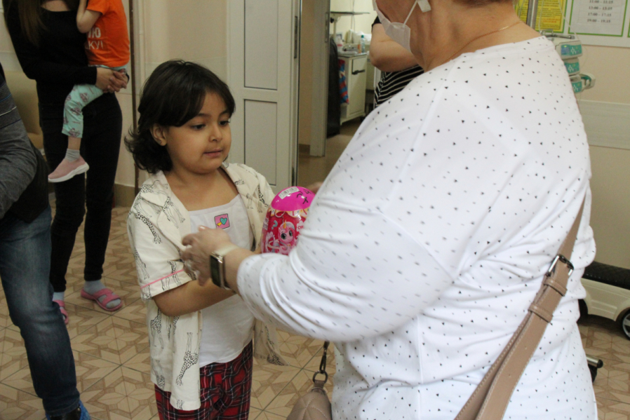 Пациентам отделения онкогематологии Педиатрического университета подарили подарки 4