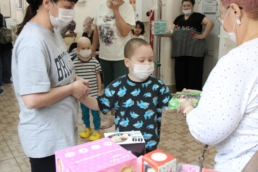 Пациентам отделения онкогематологии Педиатрического университета подарили подарки 5