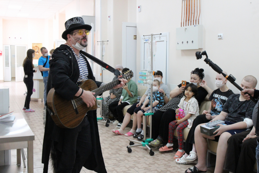 Пациентам отделения онкогематологии Педиатрического университета подарили подарки 6