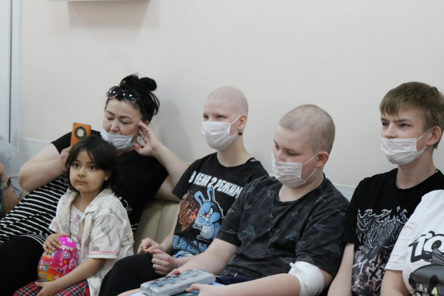 Пациентам отделения онкогематологии Педиатрического университета подарили подарки 7