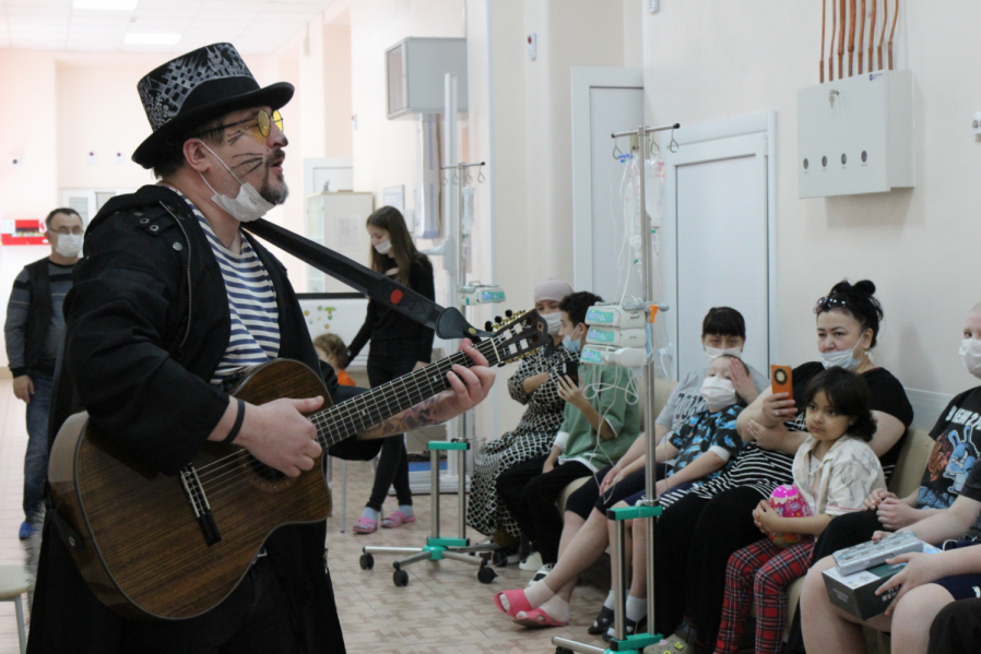 Пациентам отделения онкогематологии Педиатрического университета подарили подарки 8