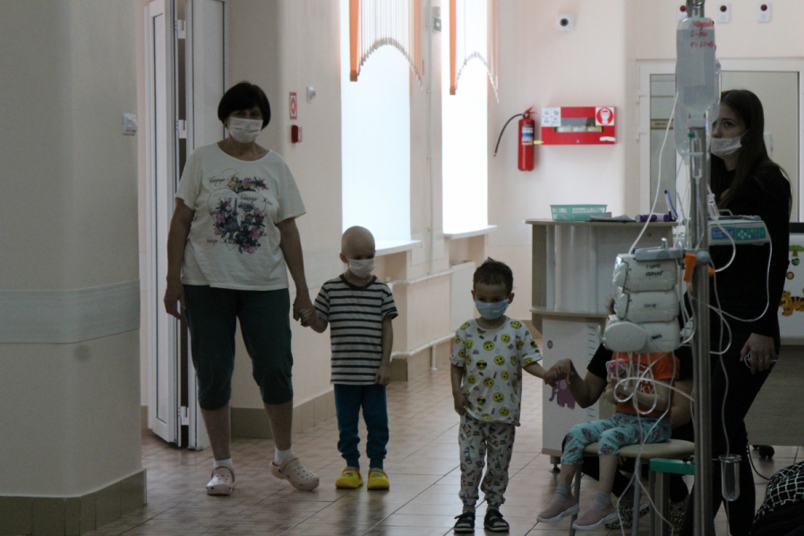 Пациентам отделения онкогематологии Педиатрического университета подарили подарки 10