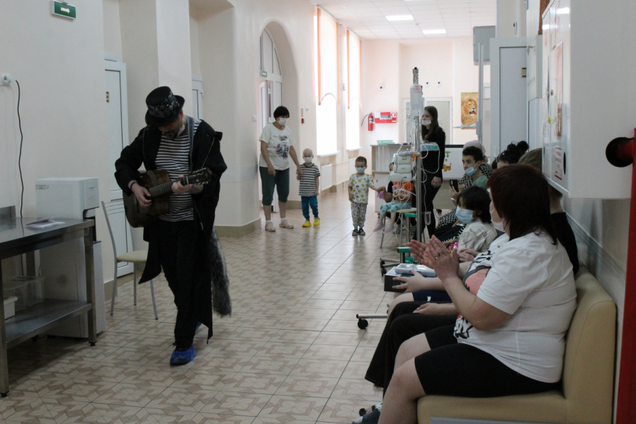 Пациентам отделения онкогематологии Педиатрического университета подарили подарки 11