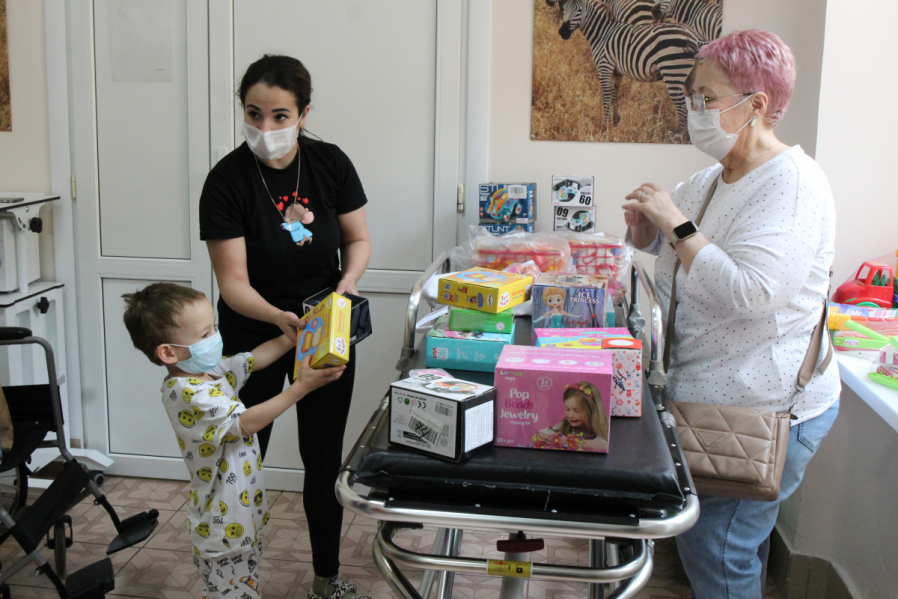 Пациентам отделения онкогематологии Педиатрического университета подарили подарки 12