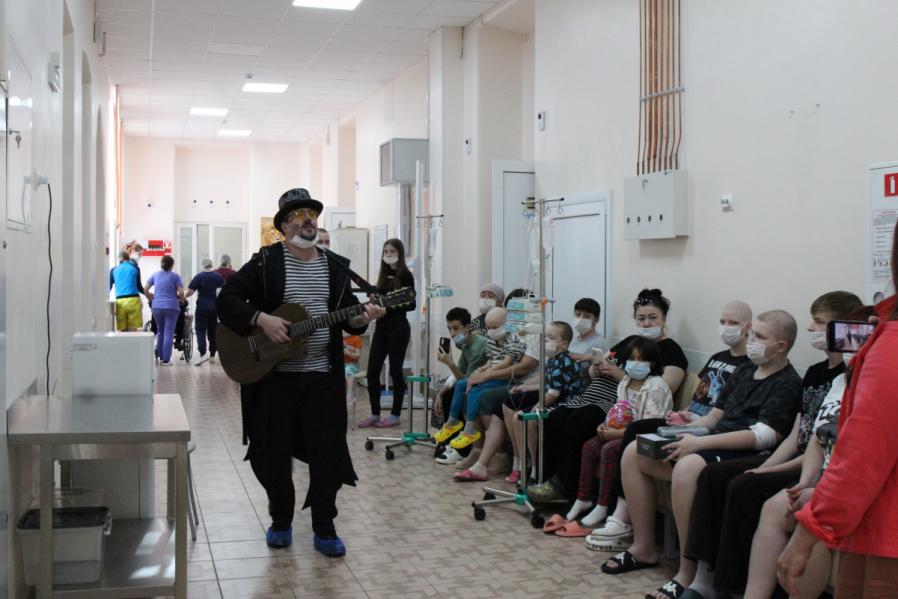 Пациентам отделения онкогематологии Педиатрического университета подарили подарки 13