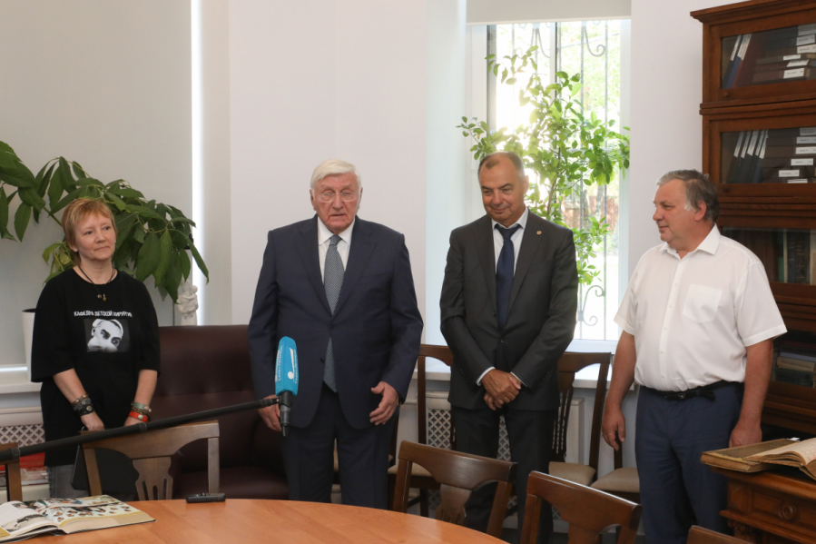 В Педиатрическом университете открылась выставка, посвящённая Роману Вредену 1