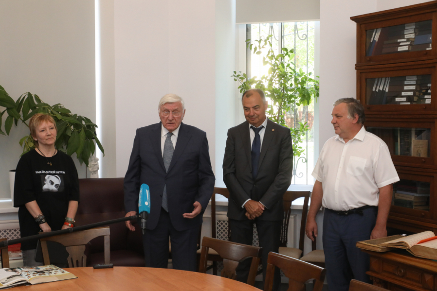 В Педиатрическом университете открылась выставка, посвящённая Роману Вредену 2