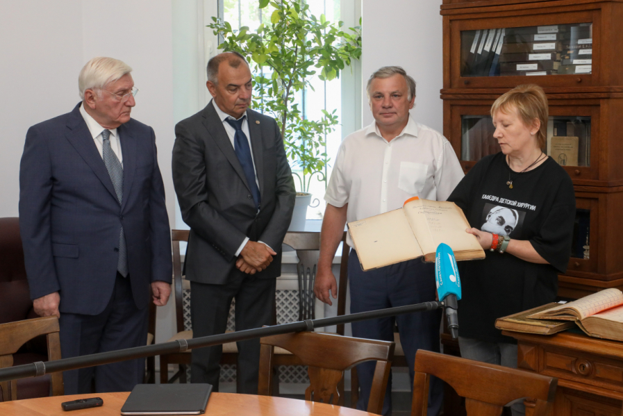 В Педиатрическом университете открылась выставка, посвящённая Роману Вредену 5