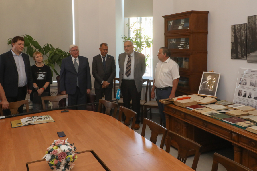 В Педиатрическом университете открылась выставка, посвящённая Роману Вредену 6