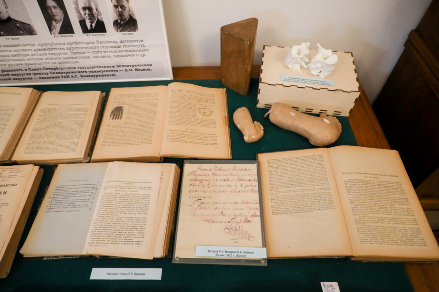 В Педиатрическом университете открылась выставка, посвящённая Роману Вредену 10