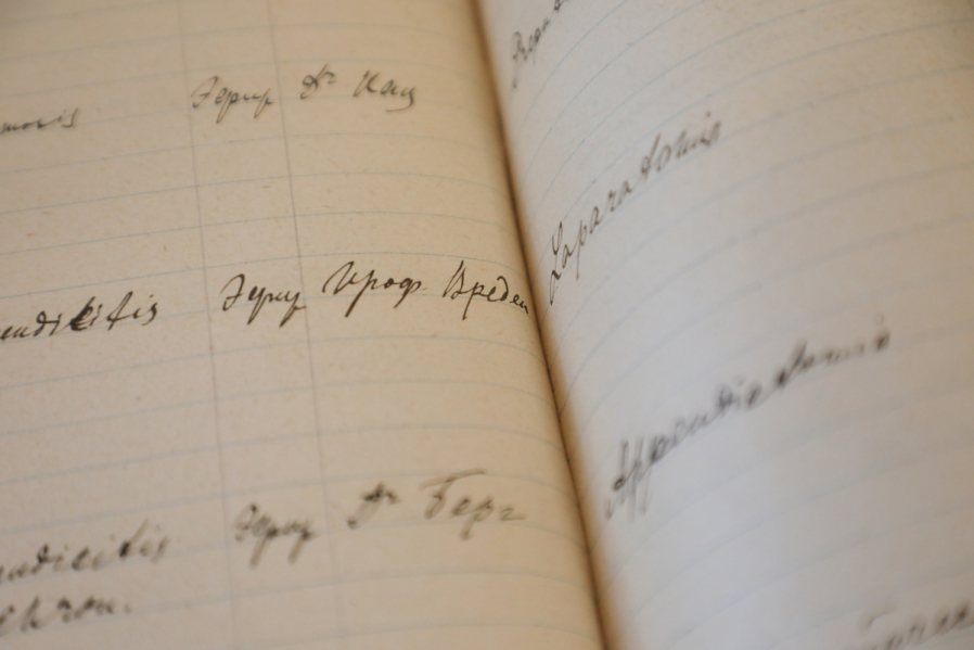 В Педиатрическом университете открылась выставка, посвящённая Роману Вредену 13