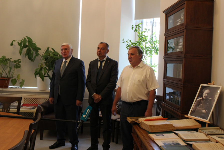 В Педиатрическом университете открылась выставка, посвящённая Роману Вредену 17