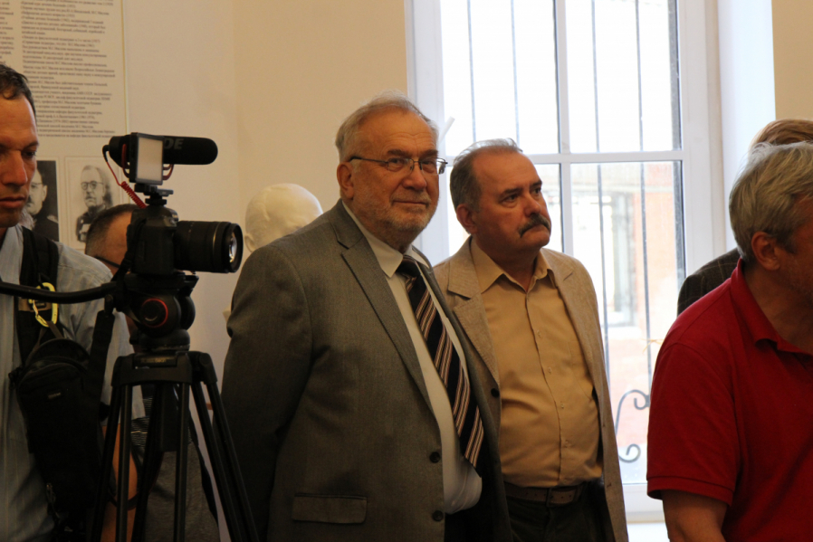 В Педиатрическом университете открылась выставка, посвящённая Роману Вредену 24