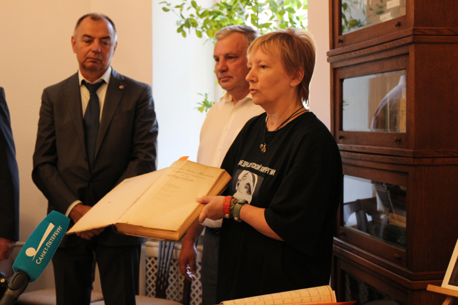 В Педиатрическом университете открылась выставка, посвящённая Роману Вредену 27