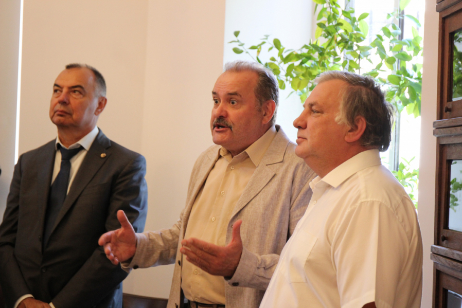 В Педиатрическом университете открылась выставка, посвящённая Роману Вредену 32