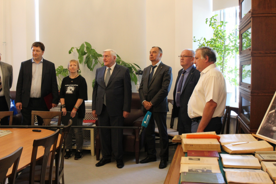 В Педиатрическом университете открылась выставка, посвящённая Роману Вредену 34