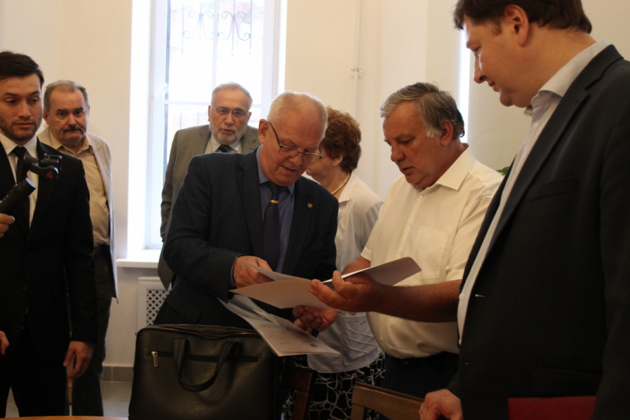 В Педиатрическом университете открылась выставка, посвящённая Роману Вредену 35