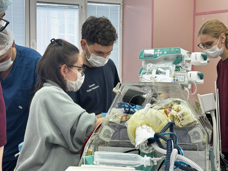 В Педиатрический университет экстренно доставили новорожденную из Великого Новгорода 5