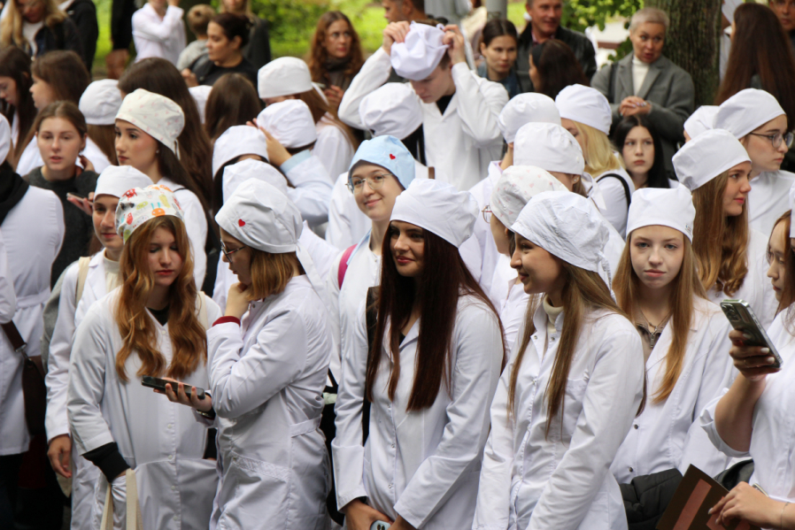 Первый курс столетия: В Педиатрическом университете состоялась торжественная церемония посвящения в студенты 1
